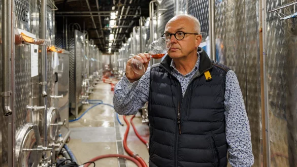 Winzer Bernhard Jung schmeckt einen Ros&eacute;wein ab. Sein Gro&szlig;vater Carl hat vor 115 Jahren eine Methode erfunden, den Alkohol im Wein bei niedrigen Temperaturen verdampfen zu lassen. Heute bringen immer mehr Winzer entalkoholisierte Weine nach der Jung-Methode auf den Markt. - &copy; J&ouml;rg Halisch/dpa/dpa-tmn