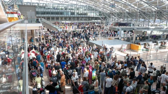 Betroffene Reisende tummeln sich am Flughafen Hamburg - &copy; Bodo Marks/dpa