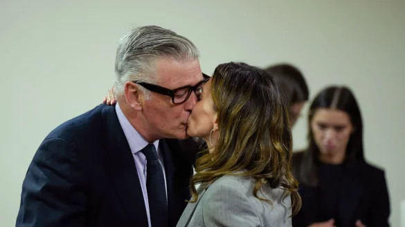 Alec Baldwin erh&auml;lt Unterst&uuml;tzung von Ehefrau Hilaria Baldwin - &copy; Ramsay de Give/Pool AFP/AP/dpa