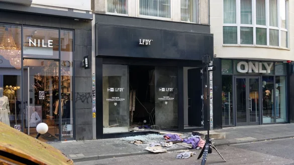 Die Polizei ver&ouml;ffentlicht erneut Fotos von einem Verd&auml;chtigen nach den K&ouml;lner Explosionen. - &copy; Henning Kaiser/dpa