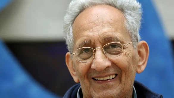 Frank Stella 2012 im Kunstmuseum Wolfsburg vor einem seiner Werke. - &copy; Matthias Leitzke/dpa