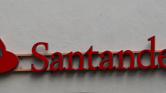 Die Aufnahme zeigt das Logo des Kreditinstitutes Santander. - &copy; Patrick Seeger/dpa