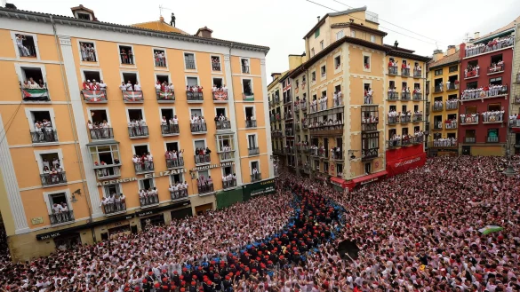 Eine begeisterte Menschenmenge feiert die Er&ouml;ffnung des Sanferm&iacute;n-Festes. - &copy; Alvaro Barrientos/AP/dpa