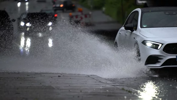 Ein Auto f&auml;hrt durch eine gro&szlig;e Wasserlache. - &copy; Federico Gambarini/dpa