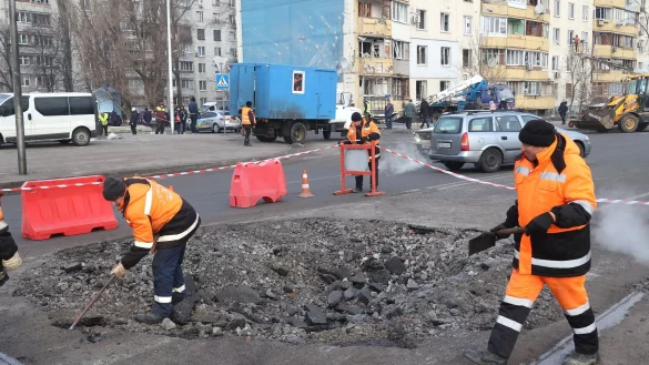 Arbeiter beseitigen die Folgen eines russischen Drohnenangriffs in Charkiw. - &copy; -/https://photonew.ukrinform.com/ Ukrinform/dpa