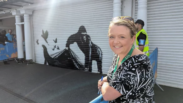 Der Zoo zeigt sich begeistert von Banksys neuestem Werk. - © Casey Cooper-Fiske/PA Wire/dpa