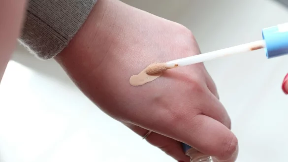 Concealer sollen Augenringe, Unebenheiten und R&ouml;tungen abdecken. Eine Untersuchung von &laquo;&Ouml;ko-Test&raquo; zeigt, dass viele Produkte problematische Inhaltsstoffe enthalten. - &copy; Laura Ludwig/dpa-tmn/dpa