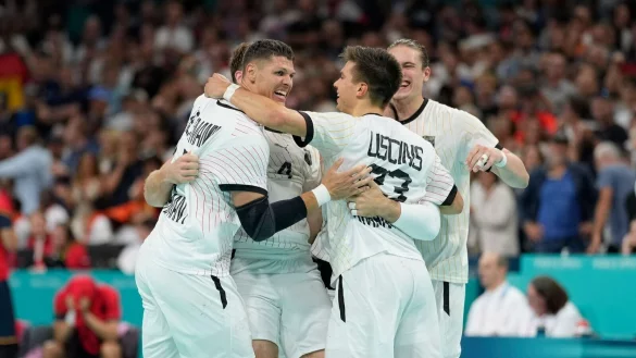 Die Handballer feiern bei den Olympischen Spielen den gr&ouml;&szlig;en Erfolg seit dem EM-Titel 2016. - &copy; Aaron Favila/AP/dpa