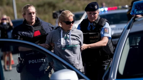 Bayerische und tschechische Polizisten nehmen in Furth in Wald (Bayern) an einer gemeinsamen Einsatzübung teil. - © Sven Hoppe/dpa