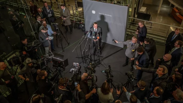 Verteidigungsminister Boris Pistoris beantwortet Fragen nach einer Sondersitzung des Verteidigungsausschusses. - &copy; Michael Kappeler/dpa