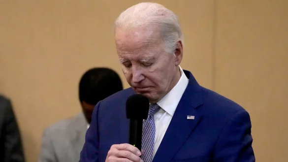 US-Präsident Joe Biden gedenkt in einer Schweigeminute der drei getöteten amerikanischen Soldaten. - © Jacquelyn Martin/AP