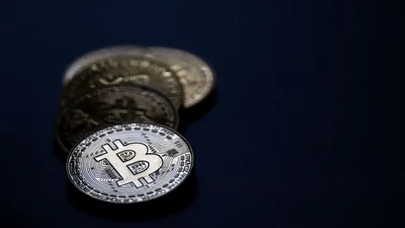 Mit dem aktuellen Kurs von rund 66.000 Dollar liegt die &auml;lteste Kryptow&auml;hrung in diesem Jahr immer noch rund 50 Prozent im Plus. - &copy; Hannes P Albert/dpa