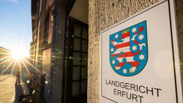 Nachdem ein 75-jähriger Mann in Internetforen Kastrationen angeboten und diese bei sich zu Hause durchgeführt haben soll, muss er sich nun in Erfurt vor Gericht verantworten. - © Michael Reichel/dpa