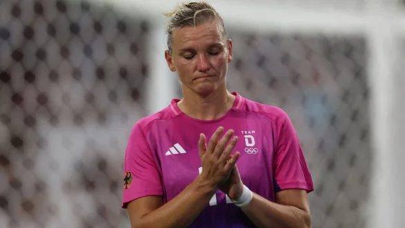 Nach dem 1:4 geg USA bedient: Alexandra Popp - &copy; Pascal Guyot/AFP/dpa