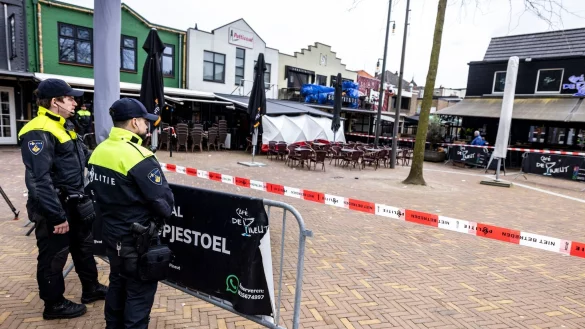 Nach der beendeten Geiselnahme in einem Caf&eacute; im niederl&auml;ndischen Ede werden die Spuren gesichert. - &copy; Christoph Reichwein/dpa