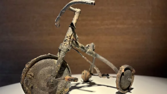 Ein Dreirad war das Lieblingsspielzeug von Shinichi Tetsutani (3), der durch die US-Atombombe auf Hiroshima ums Leben kam. - &copy; Christiane Oelrich/dpa