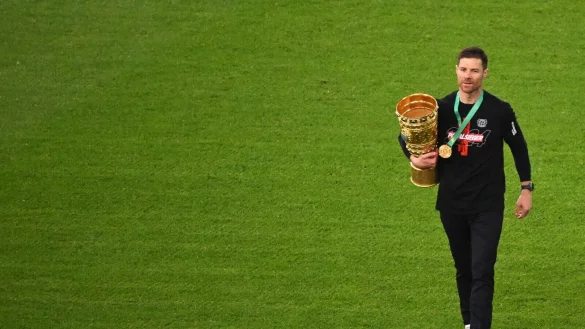 Greift mit dem Titelverteidiger in den DFB-Pokal ein: Trainer Xabi Alonso - &copy; Sebastian Christoph Gollnow/dpa