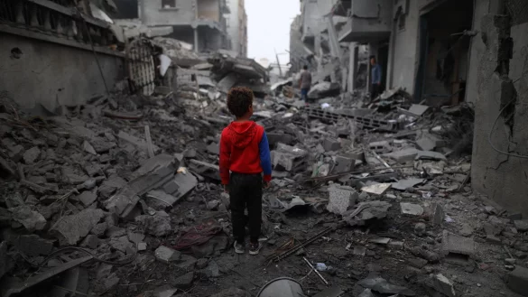 Ein Junge steht vor den Tr&uuml;mmern nach einem Luftangriff im Fl&uuml;chtlingslager Maghazi im Zentrum des Gazastreifens. Schon sechs Monate lang tobt der Gaza-Krieg. - &copy; Uncredited/XinHua/dpa