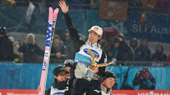 Der Japaner Ryoyu Kobayashi wird von seinen Mannschaftskameraden auf den Schultern getragen. - &copy; Daniel Karmann/dpa