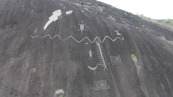 Petroglyphen sind in einen Fels graviert. - &copy; Dr Philip Riris/dpa