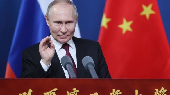 Dieses von der staatlichen russischen Nachrichtenagentur Sputnik via AP ver&ouml;ffentlichte Foto zeigt Wladimir Putin w&auml;hrend eines Gespr&auml;chs mit Studenten des Harbin Institute of Technology in Harbin. - &copy; Mikhail Metzel/Pool Sputnik Kremlin/AP/dpa