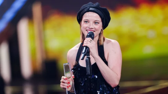 Die Schauspielerin Jella Haase spricht mit ihrem Preis f&uuml;r &laquo;Kleo&raquo; als Beste Schauspielerin beim Deutschen Fernsehpreis 2023 im Coloneum. - &copy; Rolf Vennenbernd/dpa