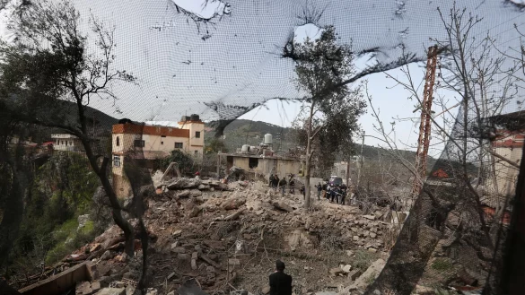 Bei zwei Luftangriffen wurden am Mittwochabend nach libanesischen Angaben mindestens neun Menschen get&ouml;tet. - &copy; Mohammad Zaatari/AP/dpa