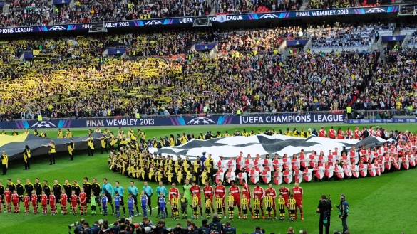 Die Mannschaften stellen sich vor dem Finale der Champions League auf, Finale zwischen Borussia Dortmund und dem FC Bayern M&uuml;nchen, im Wembley-Stadion in London, Gro&szlig;britannien, 25. Mai 2013. ZDF und DAZN &uuml;bertragen das Endspiel 2024 an selber Stelle. - &copy; Tom Hevezi/dpa