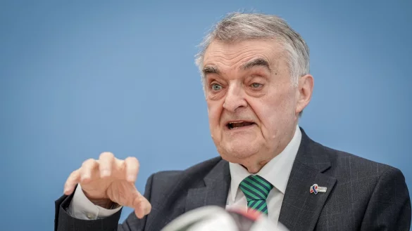 Herbert Reul, Innenminister des Landes Nordrhein-Westfalen. - © Kay Nietfeld/dpa