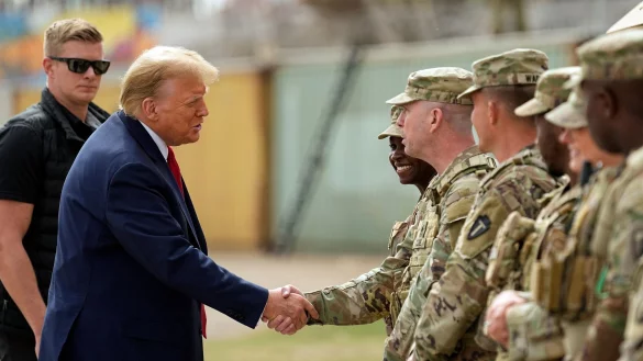 Donald Trump warf Biden bei seinem Besuch im Bundesstaat Texas Totalversagen bei der Migrationspolitik vor. - &copy; Eric Gay/AP