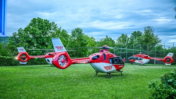 Rettungshubschrauber stehen auf einer Wiese in der N&auml;he der Turnhalle in Remshalden. - &copy; Marius Bulling/dpa
