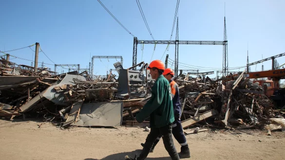 Immer wieder werden Energieanlagen in der Ukraine besch&auml;digt und m&uuml;ssen repariert werden (Archivbild). - &copy; -/Ukrinform/dpa