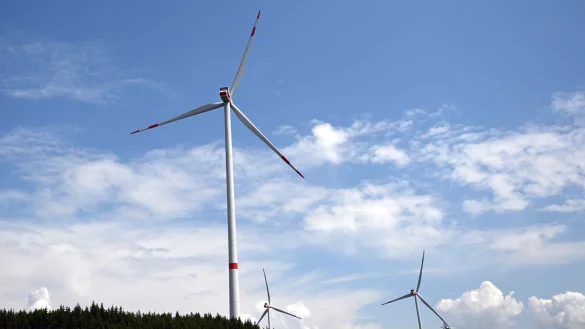 Wolken ziehen &uuml;ber Windr&auml;der zur Stromerzeugung. - &copy; Federico Gambarini/dpa