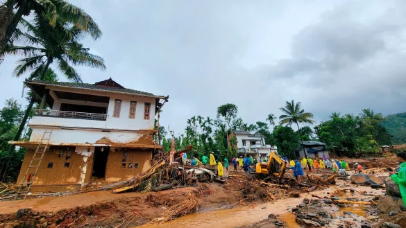 Rettungskr&auml;fte arbeiten vor Ort. - &copy; ---/AP/dpa