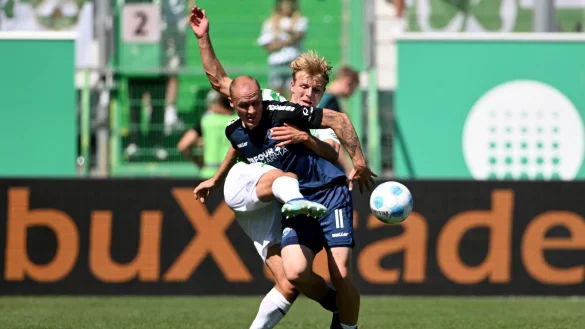 Umk&auml;mpfte Partie im Ronhof: F&uuml;rths Philipp M&uuml;ller (l) und Paderborns Sven Michel in Aktion. - &copy; Jens Niering/dpa