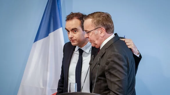 Bundesverteidigungsminister Boris Pistorius (r, SPD) und sein franz&ouml;sischer Kollege S&eacute;bastien Lecornu haben eine Einigung erzielt. - &copy; Kay Nietfeld/dpa