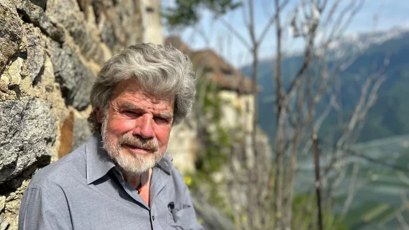 Der Bergsteiger Reinhold Messner sitzt an seinem Schloss Juval auf einer Bank. - &copy; Christoph Sator/dpa