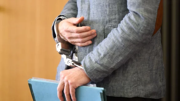 Der Angeklagte Christian B. kommt mit Handschellen in den Gerichtssaal im Landgericht Braunschweig. - &copy; Julian Stratenschulte/dpa Pool/dpa