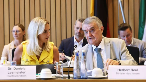 Nach den Messerattacken bei den Stadtfesten in Solingen und Siegen soll es mehr Polizeipr&auml;senz und Kontrollen bei solchen Festen geben. - &copy; David Young/dpa