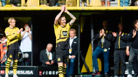 Dortmunds Marco Reus verl&auml;sst bei seiner Auswechslung den Platz. - &copy; Bernd Thissen/dpa