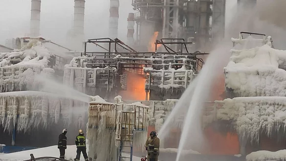 Das auf einem russischen Telegramm-Kanal ver&ouml;ffentlichte Foto soll Feuerwehrleute zeigen, die einen Brand auf dem Gel&auml;nde des Erdgasproduzenten Novatek im Ostseehafen Ust-Luga l&ouml;schen. - &copy; Uncredited/Telegram Channel of head of the Kingisepp district administration Yuri Zapalatskiy/AP/dpa