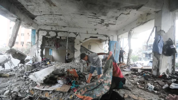 Pal&auml;stinenser nehmen in einer vom UN-Pal&auml;stinenserhilfswerk UNRWA betriebenen Schule die Folgen des israelischen Angriffs in Augenschein. - &copy; Abdel Kareem Hana/AP/dpa