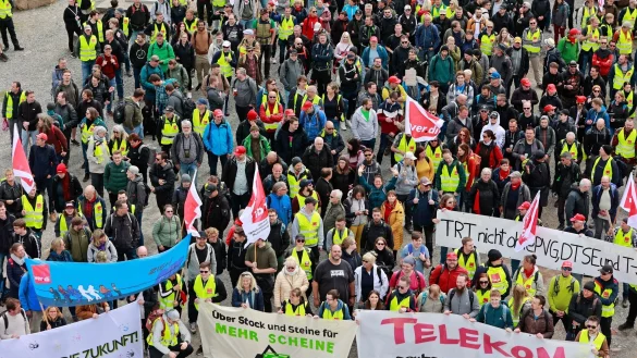 Schon Ende April gingen Besch&auml;ftigte der Telekom bei einem bundesweiten Warnstreik auf die Stra&szlig;e. - &copy; Matthias Bein/dpa