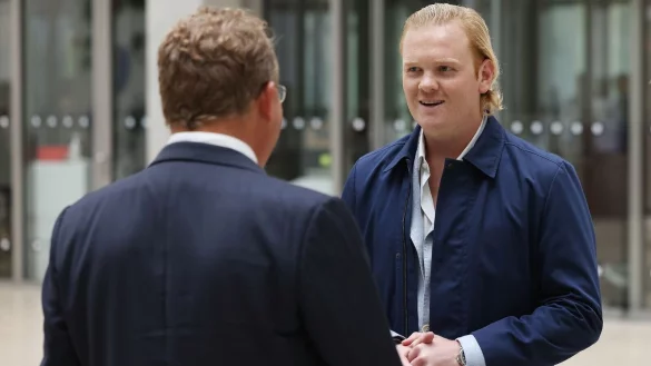 Der K&uuml;nstler Leon L&ouml;wentraut (r) spricht mit seinem Anwalt Oliver Duys im Gerichtsgeb&auml;ude. - &copy; David Young/dpa/Archiv