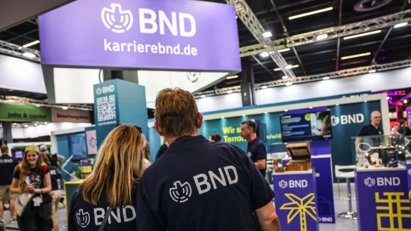 Mitarbeiter des BND stehen am Gamescom-Messestand ihrer Beh&ouml;rde. Die Bundesbeh&ouml;rde z&auml;hlt circa 6.500 Besch&auml;ftigte. - &copy; Oliver Berg/dpa