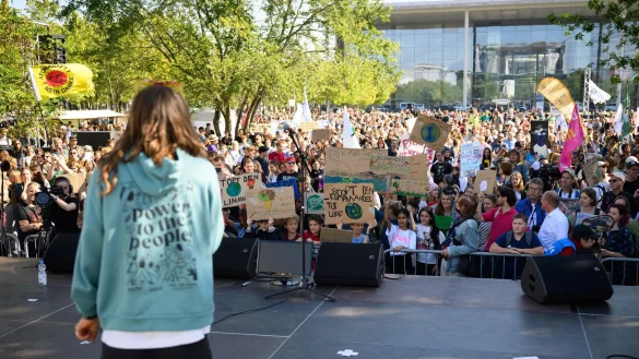Demonstration f&uuml;rs Klima: Mehrere Tausend haben in Berlin protestiert. - &copy; Bernd von Jutrczenka/dpa