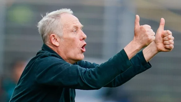 Freiburgs Trainer Christian Streich gestikuliert. - &copy; Uwe Anspach/dpa