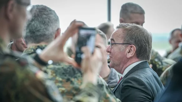 Boris Pistorius verabschiedet das Vorkommando der Brigade Litauen auf dem milit&auml;rischen Teil des Flughafens Berlin-Brandenburg. - &copy; Kay Nietfeld/dpa