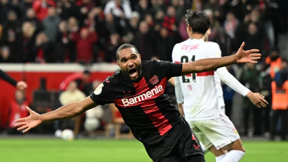 Leverkusens Jonathan Tah jubelt nach seinem Tor zum 3:2. - &copy; Federico Gambarini/dpa