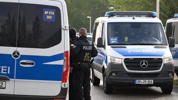 Polizisten durchsuchen Wohnungen und Häuser im Rahmen einer Razzia gegen Schleuserkriminalität. - © Roberto Pfeil/dpa